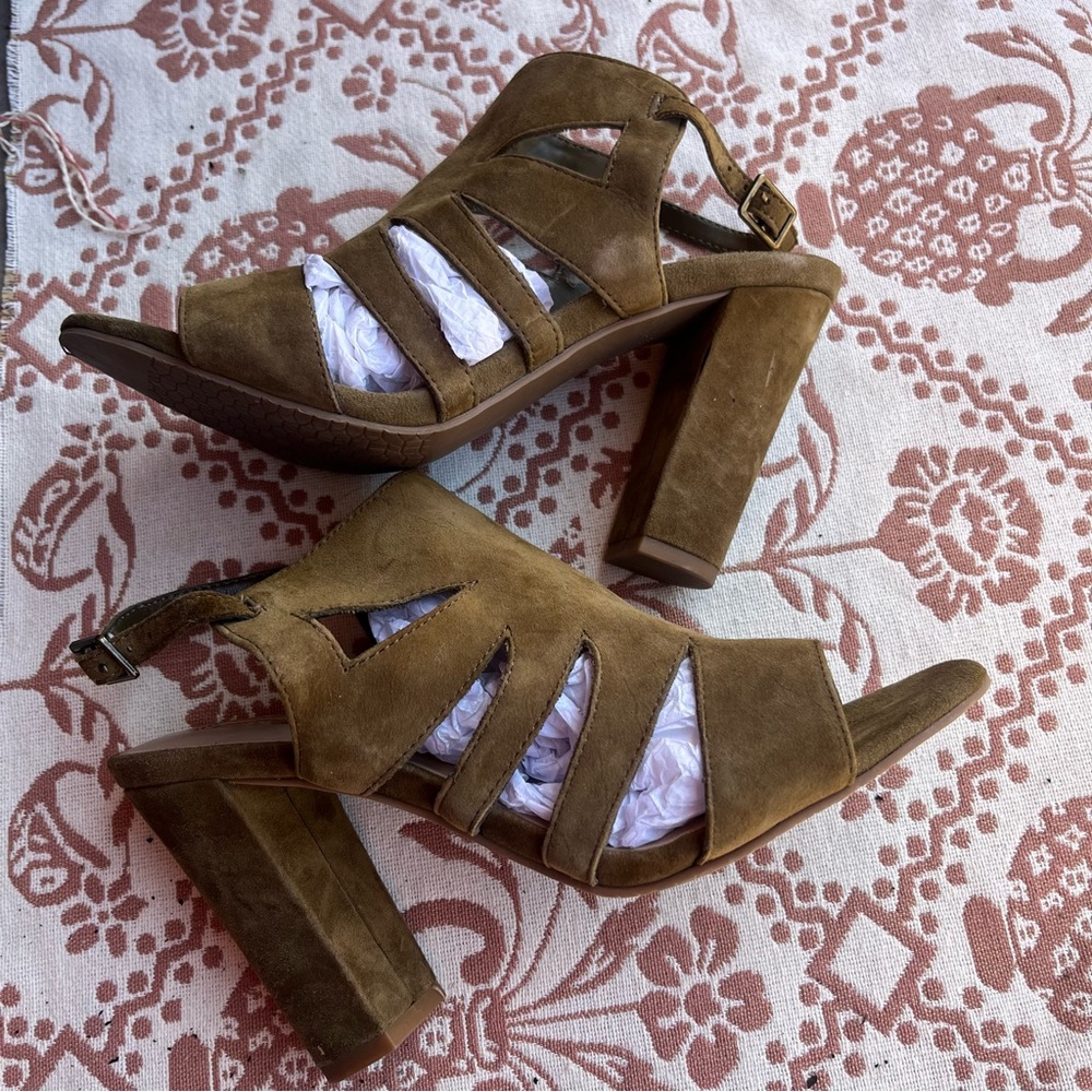 AUDREY BROOKE “Viv” Olive Green Suede Cutout Heel Sandals  Ankle Strap Sz 6.5
